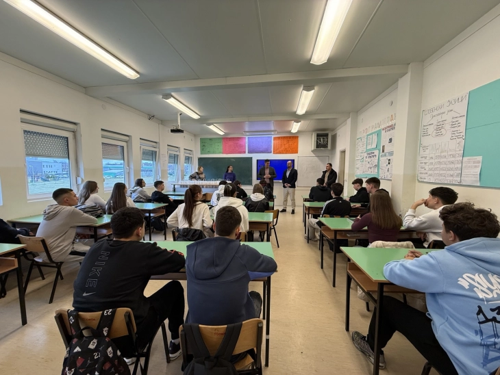 Учениците во СОСУ „Илинден“ добија смарт таблети од општината