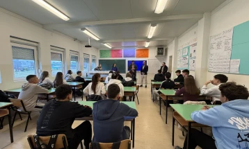 Учениците во СОСУ „Илинден“ добија смарт таблети од општината