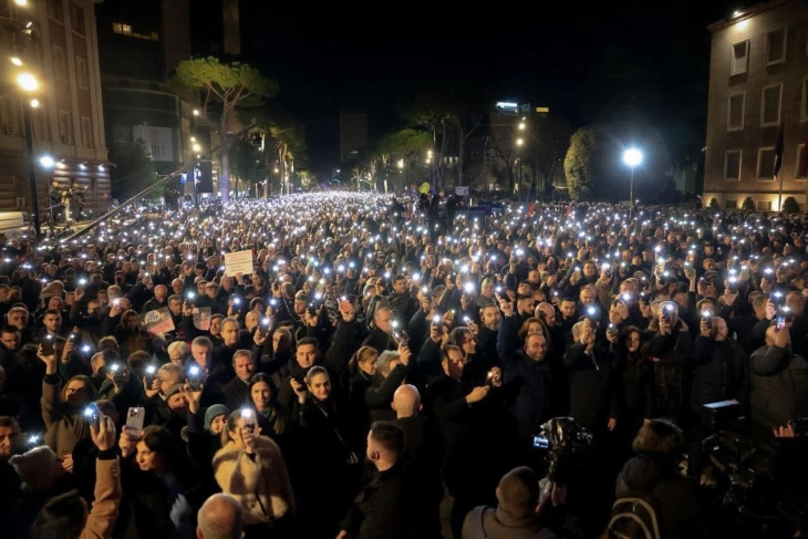 За безбедноста на  протестот на албанската опозиција ангажирани над 1.350 полицајци, Амбасадата на САД  ги предупреди своите граѓани да го избегнуваат просторот
