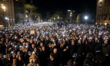 За безбедноста на  протестот на албанската опозиција ангажирани над 1.350 полицајци, Амбасадата на САД  ги предупреди своите граѓани да го избегнуваат просторот