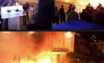 Учесниците на протестот на опозицијата во Тирана предизвикаа хаос, повредени полицајци и новинари