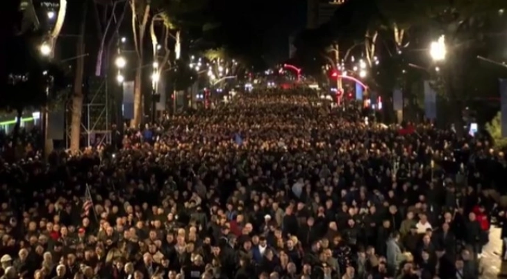 Pjesëmarrësit në protestën e opozitës në Tiranë shkaktuan kaos, lëndohen policë dhe gazetarë