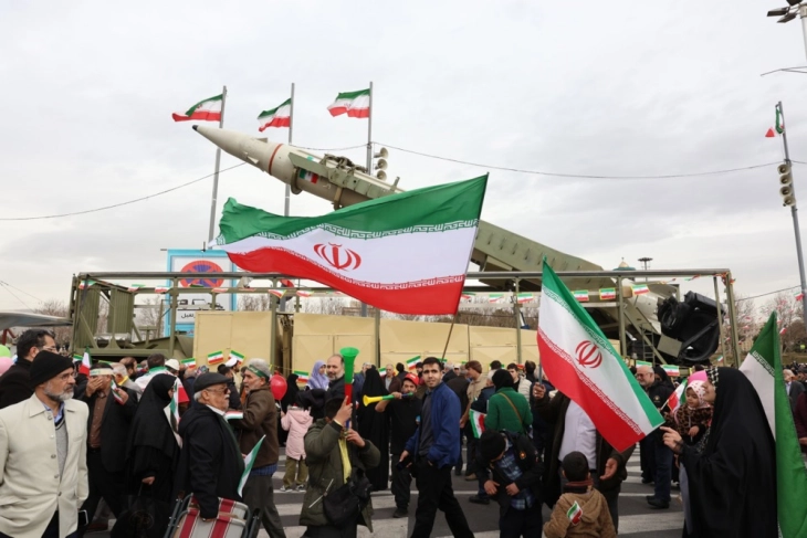 Во Иран денеска се одбележува 47-годишнината од Исламската револуција, покажани нови балистички ракети