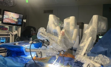 Në Klinikën në Duinzburg një shtetas i Maqedonisë me sëmundje koronare të zemrës operohet me sistem robotik nga ana e mjekur me origjinë nga vendi ynë