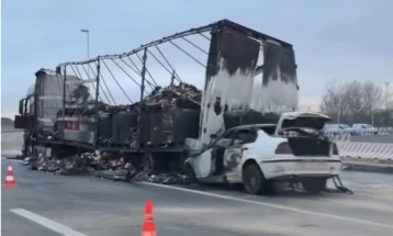 Një makinë dhe kamion u dogjën tërësisht në një aksident në hyrje të Shkupit - një person i lënduar rëndë