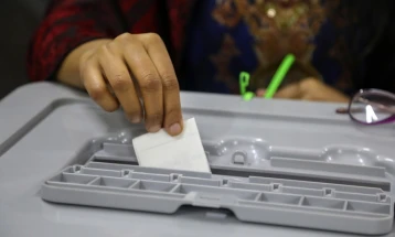 Бангладеш утре гласа на референдум за пакет реформи насочени кон зајакнување на демократијата, како и на парламентарните избори