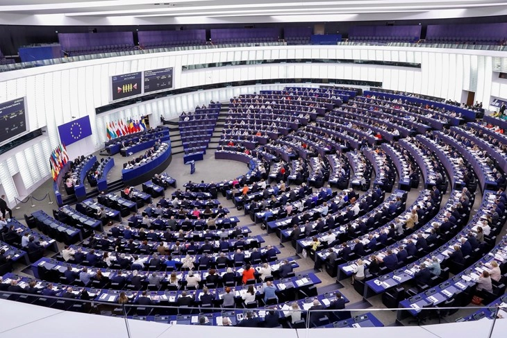 Европскиот парламент одобри заем од 90 милијарди евра за Украина