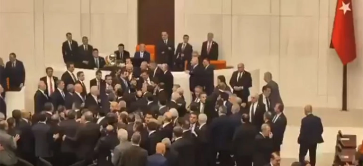 Përleshje fizike midis deputetëve në Parlamentin e Turqisë