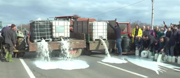 Продолжува блокадата на Ибарската магистрала од производителите на млеко во Србија