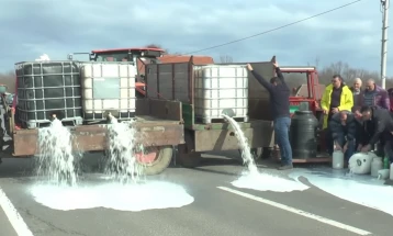 Продолжув блокадата на Ибарска магистрала од производителите на млеко во Србија