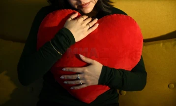 Анкета: 73 отсто од Британците би останале дома на Денот на вљубените