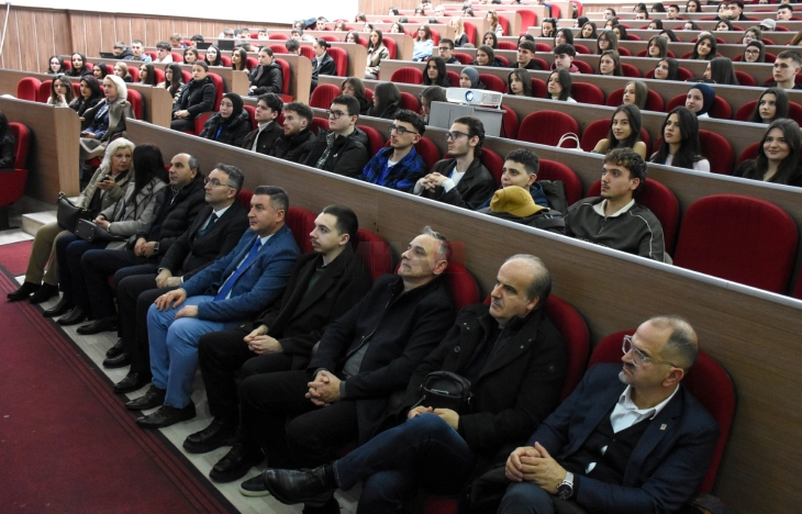 Në Universitetin e Tetovës u organizua masterklas me nxënësit e shkollave të mesme të Tetovës