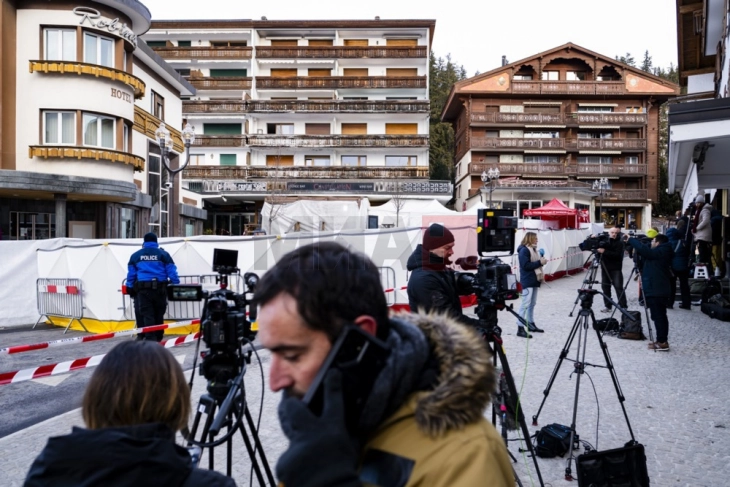 Родителите на жртвите од Кран-Монтана пред зградата на Обвинителството се соочија со брачната двојка Морети