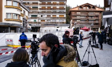 Родителите на жртвите од Кран-Монтана пред зградата на обвинителството се соочија со брачната двојка Морети