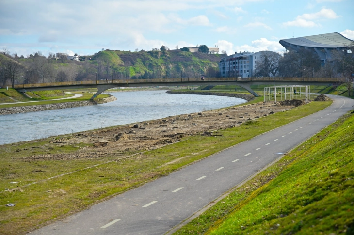 Град Скопје го уредува кејот на Вардар и најавува изградба на нова градска плажа
