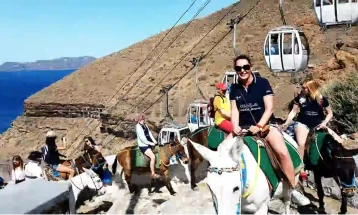 Туристите потешки од 100 килограми веќе нема да смее да јаваат магариња на Санторини