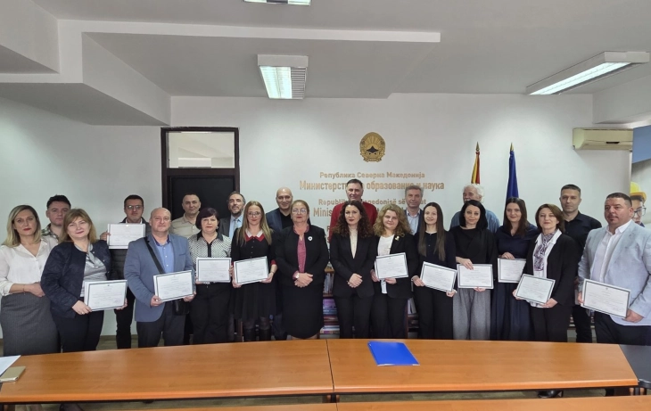 МОН: Вештините стекнати со неформално и искуствено учење ќе може да се валидираат преку регионалните центри за стручно образование и обука