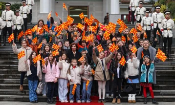 Традиционална церемонија на свечено менување на државното знаме во претседателскиот кабинет
