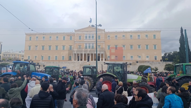 Десетици трактори пред грчкиот Парламент во центарот на Атина – земјоделците со порака дека нивната битка продолжува