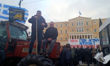 Фотогалерија од протестот на грчките земјоделци со десетици трактори во центарот на Атина и пред грчкиот Парламент