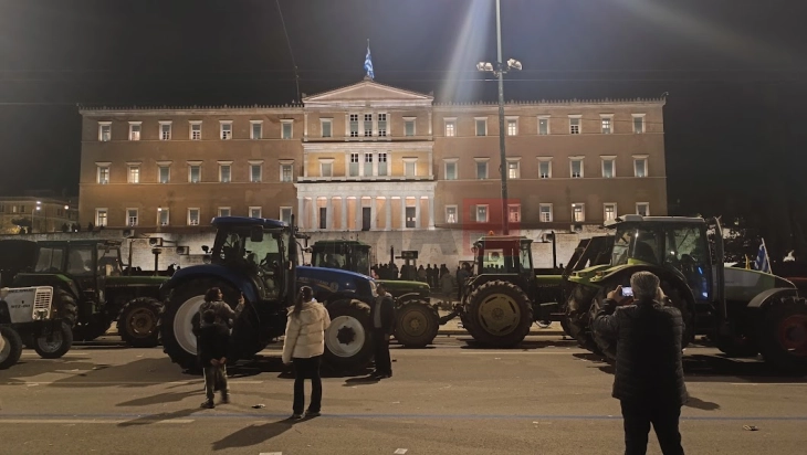 Тракторите до утре наутро остануваат паркирани пред грчкиот Парламент (Фото)