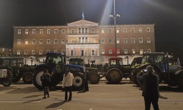 Тракторите до утре наутро остануваат паркирани пред грчкиот Парламент (Фото)