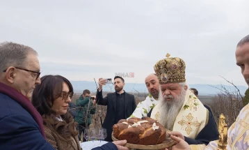 Поглаварот на МПЦ-ОА  Стефан на закројување винови лози во неготинско Лепово