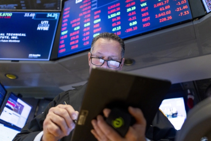 Си-Ен-Ен: Американските фирми и потрошувачи сносат 90 проценти од трошоците за царините на Трамп