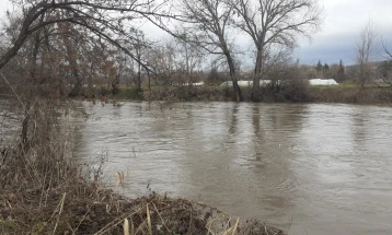 УХМР: Исклучително високи водостои на река Вардар во горниот дел од течението, како и на река Треска каде сè уште има опасност од излевање