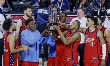 Тимот на „Старс“ го побди тимот на „Страјпс“ во финалето на НБА Ол-стар натпреварот