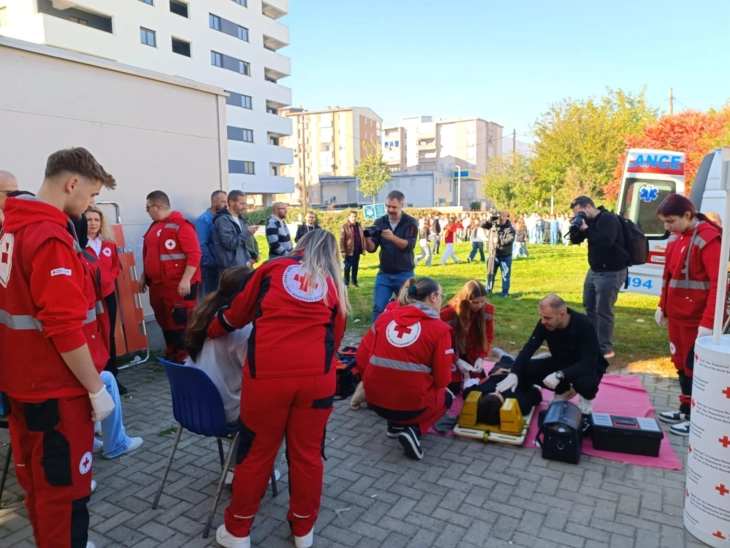 Показни вежби за евакуација за основците од Пештани и Охрид