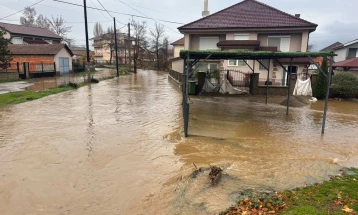 Поплавени земјоделски површини и куќи, се уште исклучително висок водостојот на Вардар во горното течение