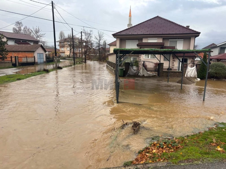 Zona bujqësore dhe shtëpi të përmbytura, jashtëzakonisht të larta janë ende nivelet e ujit të Vardarit në rrjedhën e sipërme