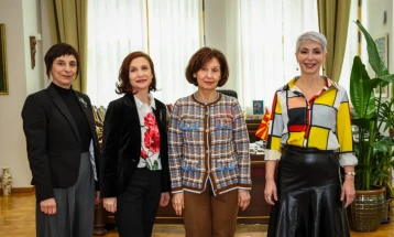 Takim i Siljanovska-Davkovës me drejtuesit e Fakultetit të Muzikës, theksohet rëndësia e punës edukative dhe pedagogjike