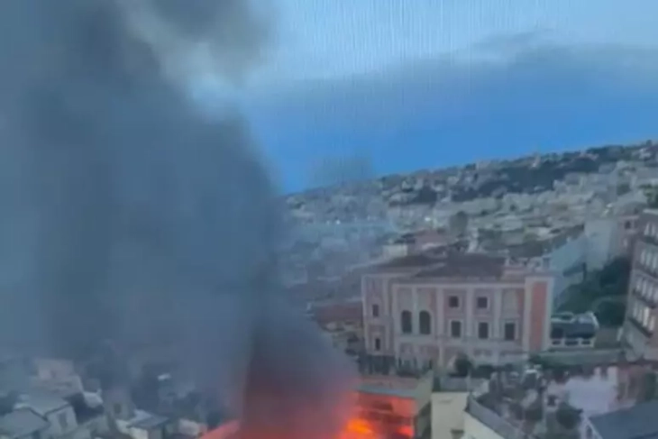 Пожар го зафати театарот „Санацаро“ во Неапол, неколку лица се повредени