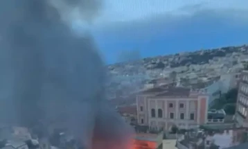 Пожар го зафати театарот Санацаро во Неапол, неколку лица се повредени