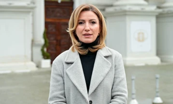 Кузеска: Мицкоски со владин авион на море, работниците на протест со празни џебови