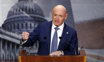 Трамп сака да му го одземе чинот на сенаторот Марк Кели, тој најави претседателска кандидатура