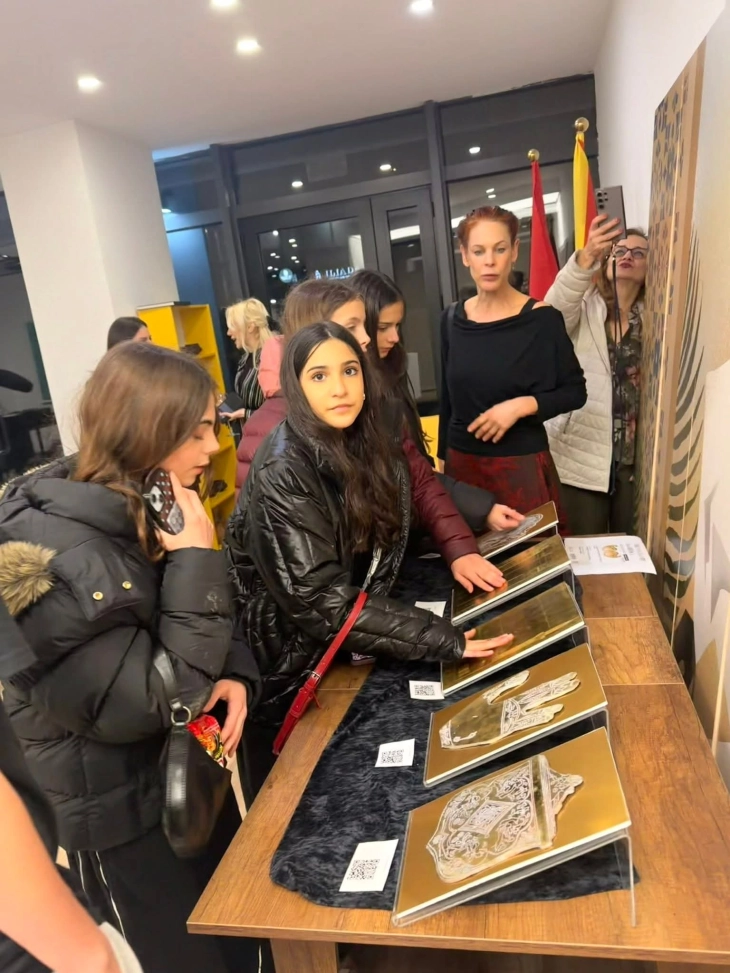 Во МКЦ во Тирана отворена тактилната изложба „Допирот на уметноста од Битола“