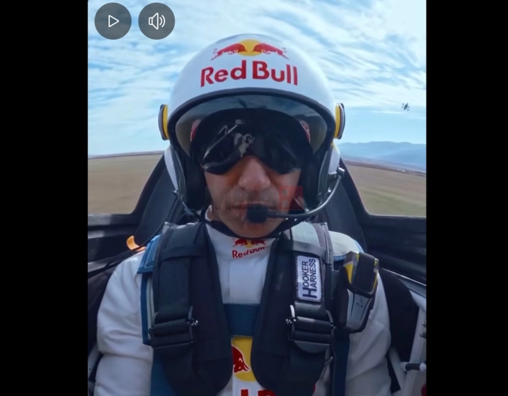 Дарио Коста успешно слета и полета со авион од воз во движење