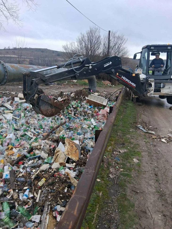 Екипи на Водостопанство „Кумановско-липковско поле“ ги чистат пластичните шишиња од реката кај Доброшане