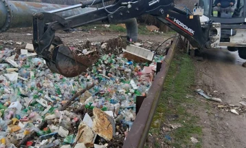 Екипи на Водостопанство „Кумановско-липковско поле“ ги чистат пластичните шишиња од реката кај Доброшане