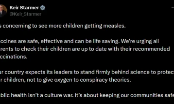 Морбилите се шират низ британските училишта, Стармер апелира: Заштитете ги децата, а не теориите на заговор