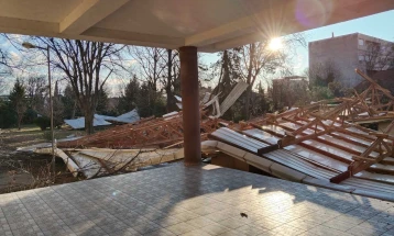 ЦУК: Ветер откорна лимена конструкција од покривот на СОУ „Јосиф Јосифовски“ во Гевгелија