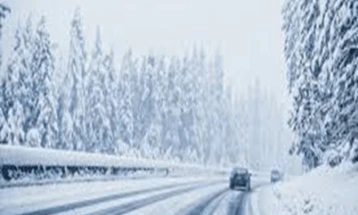 Dhjetë skiatorë janë zhdukur, kurse gjashtë janë bllokuar në një ortek në Kaliforni