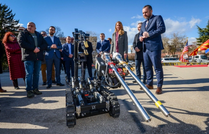 Тошковски: Донација од САД вредна околу милион евра за бомбашкиот оддел на МВР, стратешкото партнерство ја зајакнува безбедноста на државата