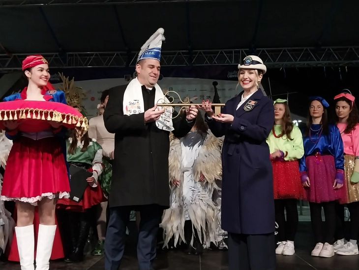 Градоначалникот го предаде клучот на карневалџиите, почнаа карневалските празнувања во Струмица