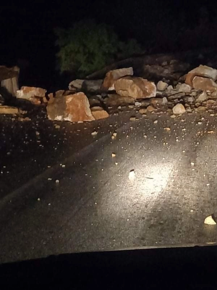 Екипа на „Македонијапат“ работи на расчистување на одронот на автопатот Скопје - Велес