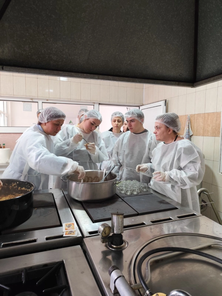 Млади од Берово и Пехчево учеа за одржливо користење на автохтони овошки