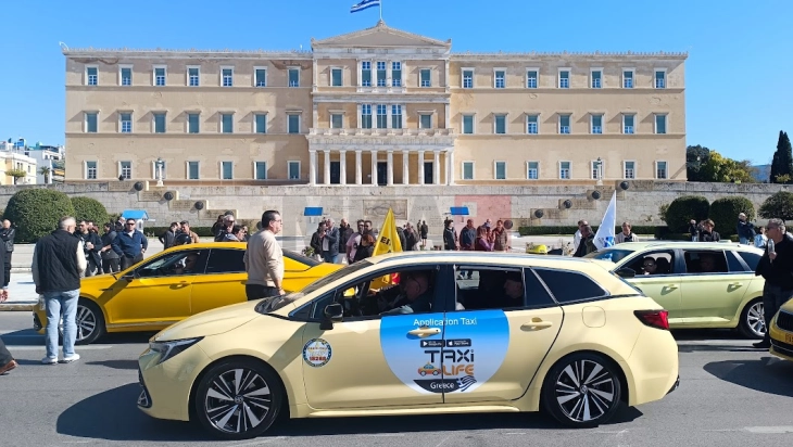 Protestë e shoferëve të taksive në qendër të Athinës në kuadër të grevës treditore (Foto)